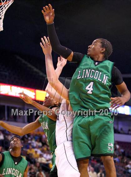 Thumbnail 2 in Lincoln vs. St. Francis (CIF State D2 Final) photogallery.