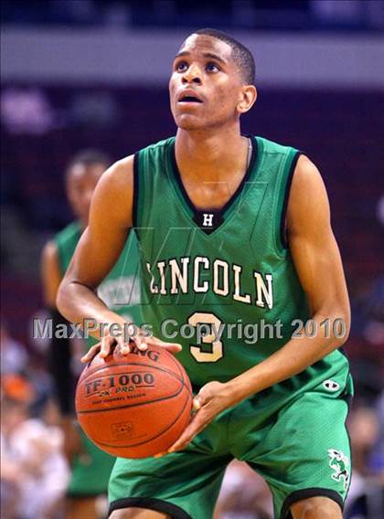 Thumbnail 1 in Lincoln vs. St. Francis (CIF State D2 Final) photogallery.