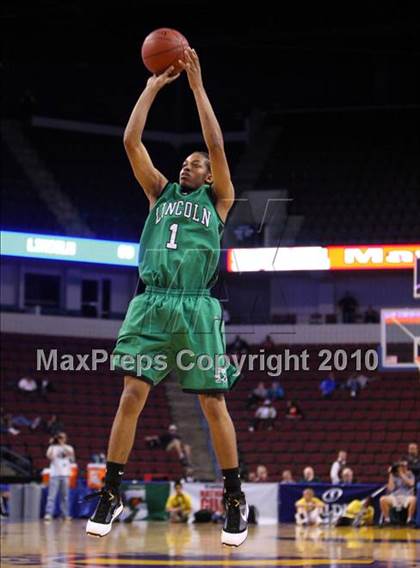 Thumbnail 1 in Lincoln vs. St. Francis (CIF State D2 Final) photogallery.
