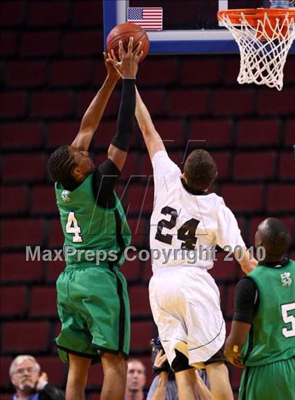 Thumbnail 1 in Lincoln vs. St. Francis (CIF State D2 Final) photogallery.