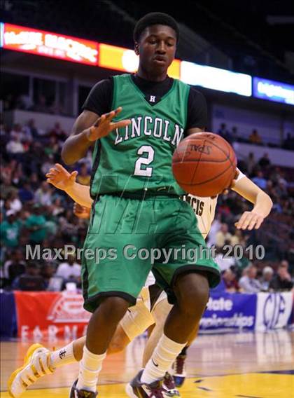 Thumbnail 1 in Lincoln vs. St. Francis (CIF State D2 Final) photogallery.
