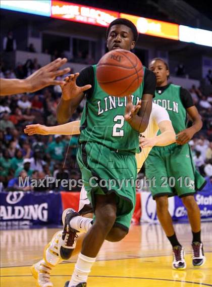 Thumbnail 3 in Lincoln vs. St. Francis (CIF State D2 Final) photogallery.