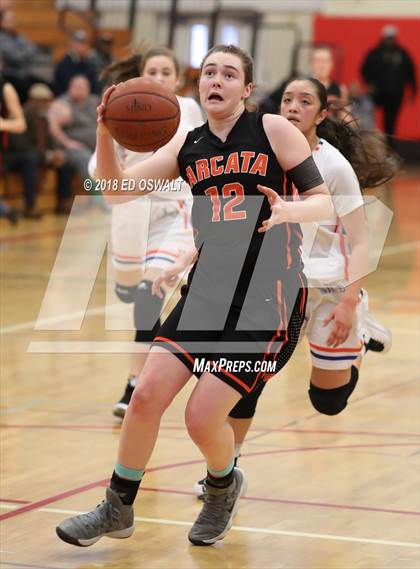 Thumbnail 2 in St. Joseph Notre Dame vs. Arcata (CIF NCS D4 Final) photogallery.