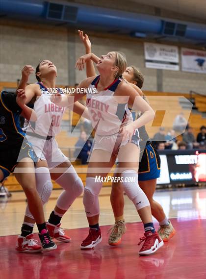Thumbnail 2 in Liberty vs Bakersfield Christian photogallery.