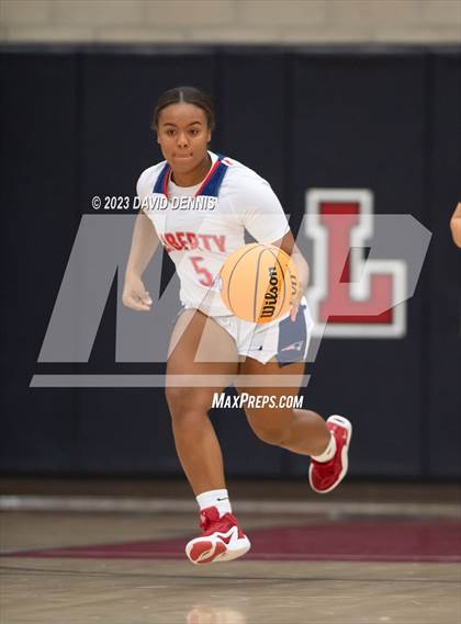 Thumbnail 3 in Liberty vs Bakersfield Christian photogallery.