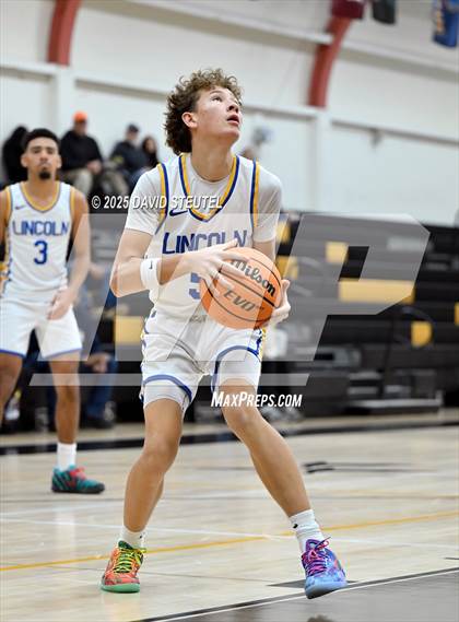 Thumbnail 2 in Casa Roble vs. Lincoln (Mel Good Holiday Classic) photogallery.