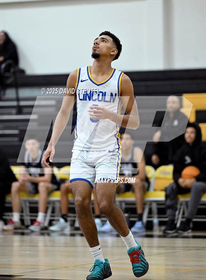 Thumbnail 1 in Casa Roble vs. Lincoln (Mel Good Holiday Classic) photogallery.