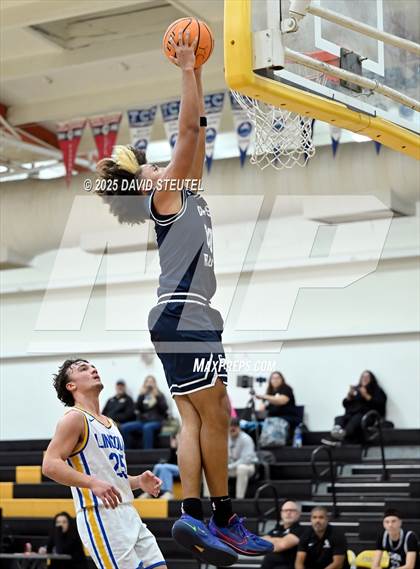 Thumbnail 2 in Casa Roble vs. Lincoln (Mel Good Holiday Classic) photogallery.