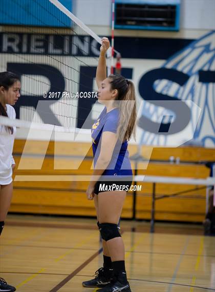 Thumbnail 3 in Cantwell-Sacred Heart vs Holy Family photogallery.