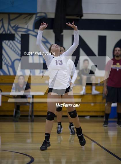 Thumbnail 3 in Cantwell-Sacred Heart vs Holy Family photogallery.