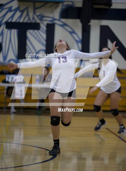 Thumbnail 3 in Cantwell-Sacred Heart vs Holy Family photogallery.