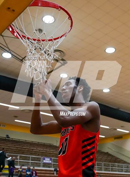 Thumbnail 3 in Beech Grove vs. Indianapolis Washington (IHSAA 3A Sectional Final) photogallery.