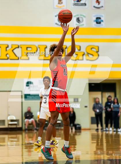 Thumbnail 3 in Beech Grove vs. Indianapolis Washington (IHSAA 3A Sectional Final) photogallery.