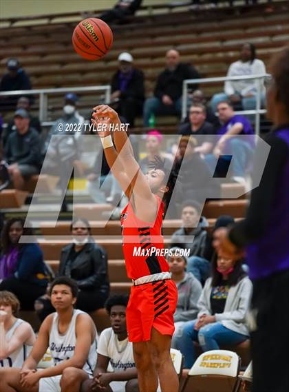 Thumbnail 1 in Beech Grove vs. Indianapolis Washington (IHSAA 3A Sectional Final) photogallery.