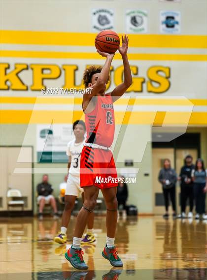 Thumbnail 2 in Beech Grove vs. Indianapolis Washington (IHSAA 3A Sectional Final) photogallery.