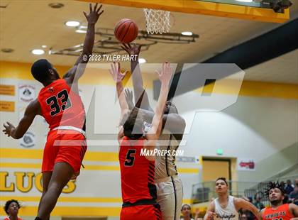 Thumbnail 2 in Beech Grove vs. Indianapolis Washington (IHSAA 3A Sectional Final) photogallery.