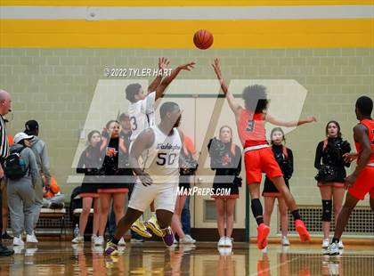 Thumbnail 1 in Beech Grove vs. Indianapolis Washington (IHSAA 3A Sectional Final) photogallery.