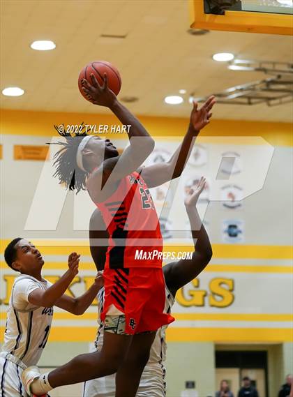 Thumbnail 3 in Beech Grove vs. Indianapolis Washington (IHSAA 3A Sectional Final) photogallery.