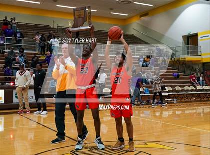 Thumbnail 2 in Beech Grove vs. Indianapolis Washington (IHSAA 3A Sectional Final) photogallery.