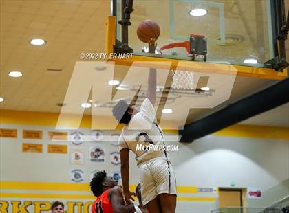 Thumbnail 1 in Beech Grove vs. Indianapolis Washington (IHSAA 3A Sectional Final) photogallery.