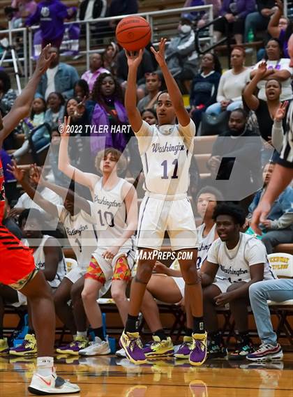 Thumbnail 1 in Beech Grove vs. Indianapolis Washington (IHSAA 3A Sectional Final) photogallery.