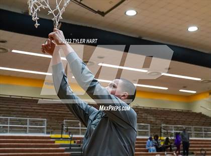 Thumbnail 3 in Beech Grove vs. Indianapolis Washington (IHSAA 3A Sectional Final) photogallery.