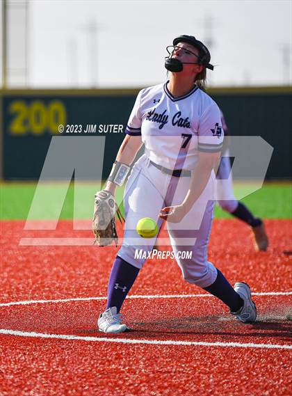 Thumbnail 1 in Lake Creek vs Elgin (UIL 5A Reg III Area Playoff) photogallery.