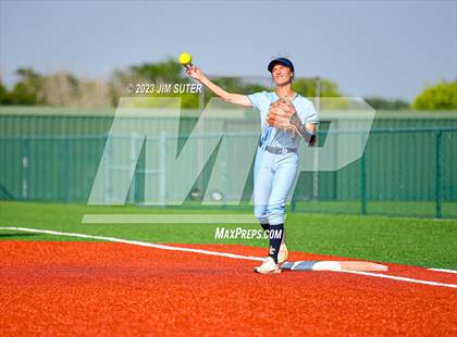 Thumbnail 3 in Lake Creek vs Elgin (UIL 5A Reg III Area Playoff) photogallery.