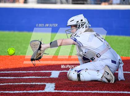 Thumbnail 1 in Lake Creek vs Elgin (UIL 5A Reg III Area Playoff) photogallery.