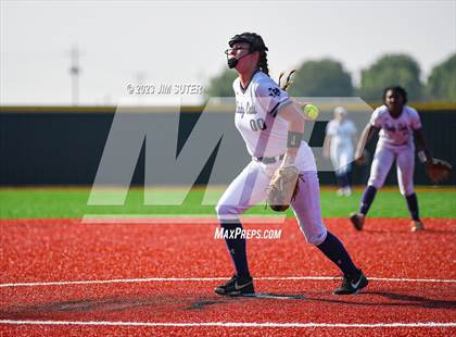 Thumbnail 2 in Lake Creek vs Elgin (UIL 5A Reg III Area Playoff) photogallery.