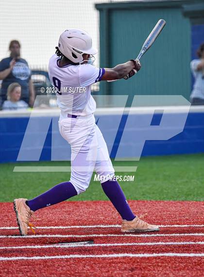 Thumbnail 3 in Lake Creek vs Elgin (UIL 5A Reg III Area Playoff) photogallery.