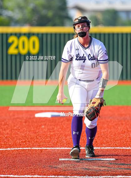 Thumbnail 1 in Lake Creek vs Elgin (UIL 5A Reg III Area Playoff) photogallery.