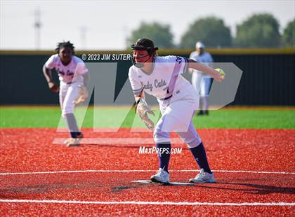 Thumbnail 1 in Lake Creek vs Elgin (UIL 5A Reg III Area Playoff) photogallery.