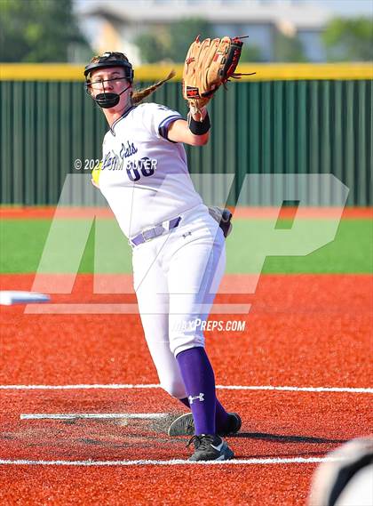 Thumbnail 2 in Lake Creek vs Elgin (UIL 5A Reg III Area Playoff) photogallery.