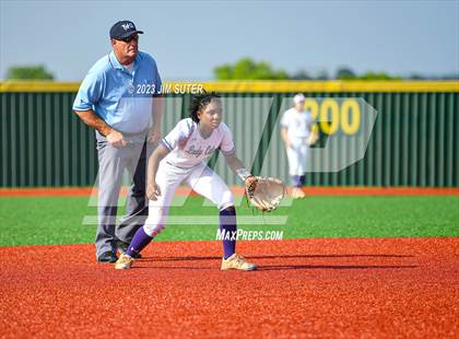 Thumbnail 3 in Lake Creek vs Elgin (UIL 5A Reg III Area Playoff) photogallery.