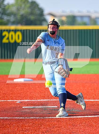 Thumbnail 3 in Lake Creek vs Elgin (UIL 5A Reg III Area Playoff) photogallery.