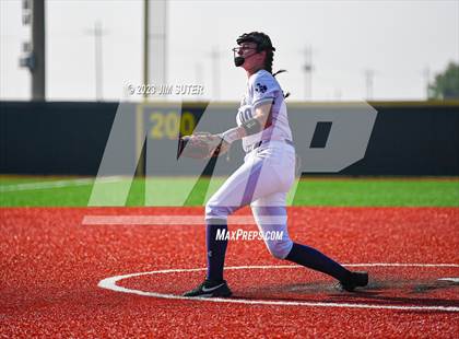 Thumbnail 2 in Lake Creek vs Elgin (UIL 5A Reg III Area Playoff) photogallery.