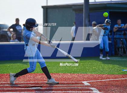 Thumbnail 3 in Lake Creek vs Elgin (UIL 5A Reg III Area Playoff) photogallery.