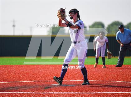 Thumbnail 2 in Lake Creek vs Elgin (UIL 5A Reg III Area Playoff) photogallery.