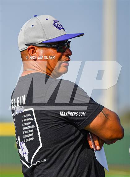 Thumbnail 1 in Lake Creek vs Elgin (UIL 5A Reg III Area Playoff) photogallery.