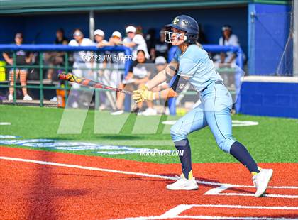 Thumbnail 2 in Lake Creek vs Elgin (UIL 5A Reg III Area Playoff) photogallery.