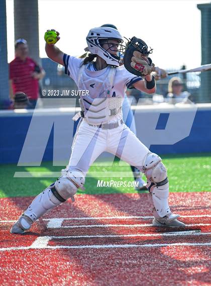 Thumbnail 2 in Lake Creek vs Elgin (UIL 5A Reg III Area Playoff) photogallery.