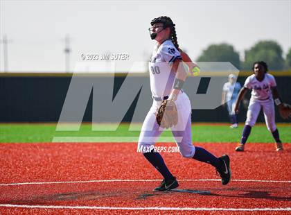 Thumbnail 3 in Lake Creek vs Elgin (UIL 5A Reg III Area Playoff) photogallery.