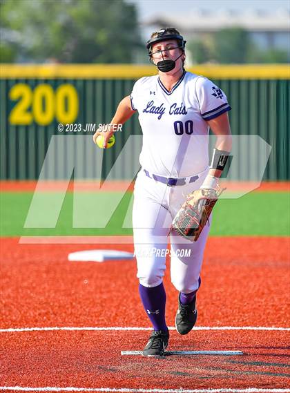 Thumbnail 3 in Lake Creek vs Elgin (UIL 5A Reg III Area Playoff) photogallery.