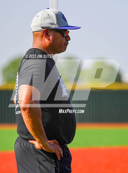 Thumbnail 3 in Lake Creek vs Elgin (UIL 5A Reg III Area Playoff) photogallery.