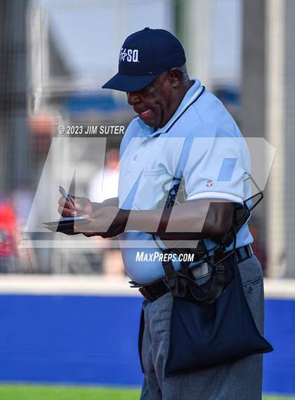 Thumbnail 3 in Lake Creek vs Elgin (UIL 5A Reg III Area Playoff) photogallery.