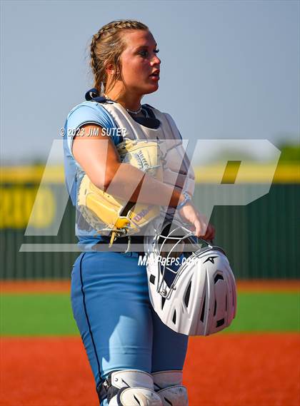 Thumbnail 2 in Lake Creek vs Elgin (UIL 5A Reg III Area Playoff) photogallery.