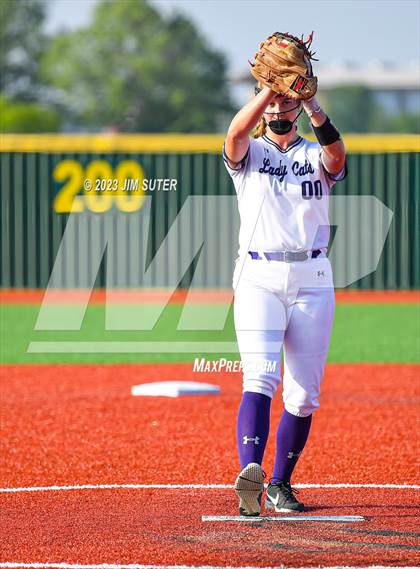 Thumbnail 3 in Lake Creek vs Elgin (UIL 5A Reg III Area Playoff) photogallery.