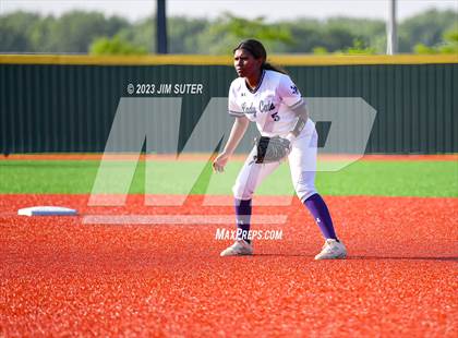 Thumbnail 1 in Lake Creek vs Elgin (UIL 5A Reg III Area Playoff) photogallery.