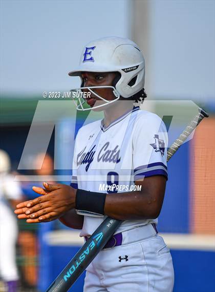 Thumbnail 3 in Lake Creek vs Elgin (UIL 5A Reg III Area Playoff) photogallery.